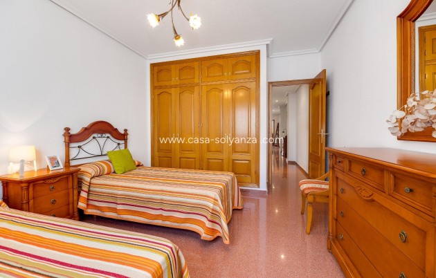 Resale - Apartment / flat - Torrevieja - Paseo Maritimo