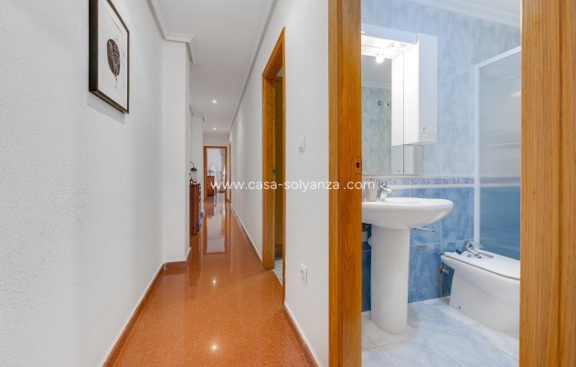 Resale - Apartment / flat - Torrevieja - Paseo Maritimo