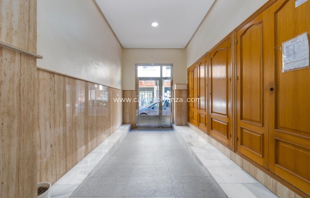 Resale - Apartment / flat - Torrevieja - Paseo Maritimo