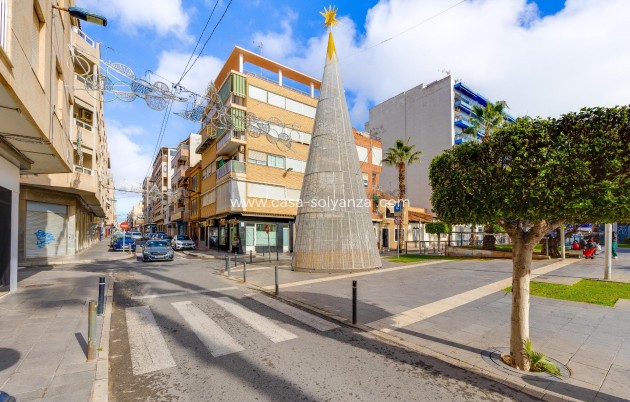 Resale - Apartment / flat - Torrevieja - Paseo Maritimo