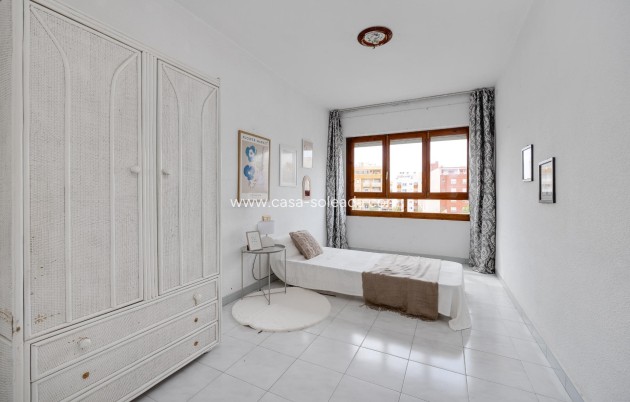 Resale - Apartment / flat - Torrevieja - Estacion Autobuses
