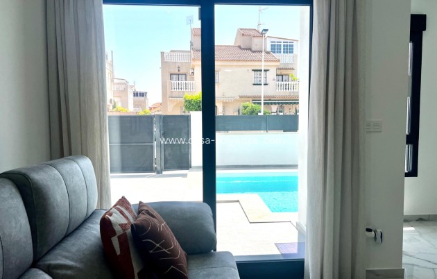 Resale - Villa - Torrevieja - La Siesta