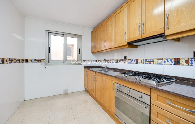 Resale - Apartment / flat - Torrevieja - Paseo Maritimo