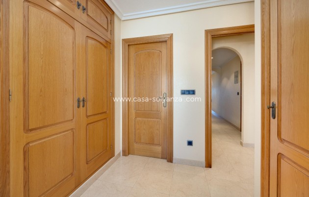 Resale - Apartment / flat - Torrevieja - Paseo Maritimo