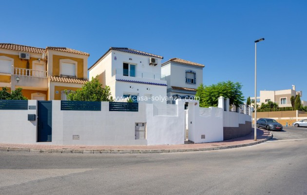Resale - Villa - Torrevieja - Aguas nuevas