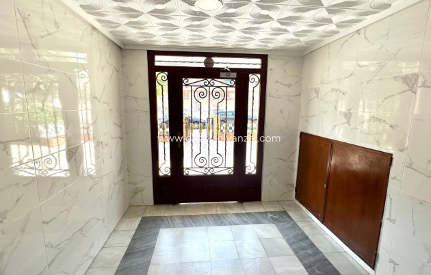 Resale - Apartment / flat - Torrevieja - Punta Prima
