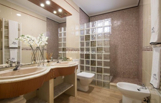 Resale - Villa - Elche