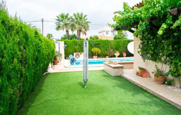 Resale - Villa / Semi detached - Orihuela Costa - MUY CERCA DE LA PLAYA