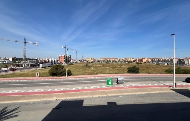 Resale - Apartment / flat - Torrevieja - Miramar - Torre Del Moro