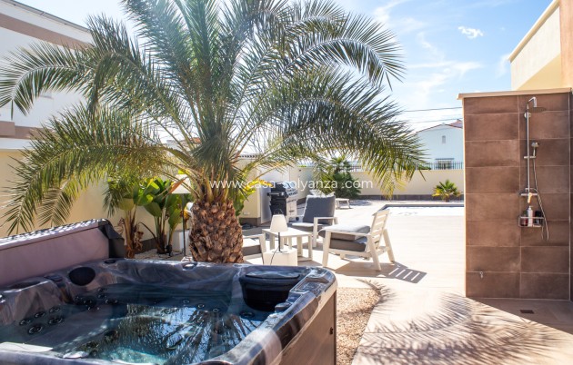 Resale - Villa - Torrevieja - La Siesta