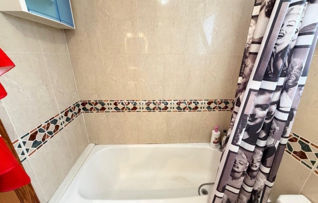 Resale - Apartment / flat - Torrevieja - Playa del Cura